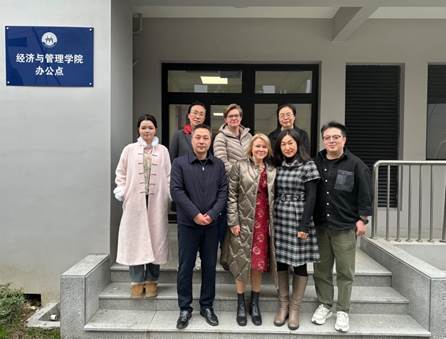 一群人站在一起合影

中度可信度描述已自动生成